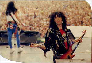 Брюс во время выступления KISS на фесте Monsters of Rock 1988 года